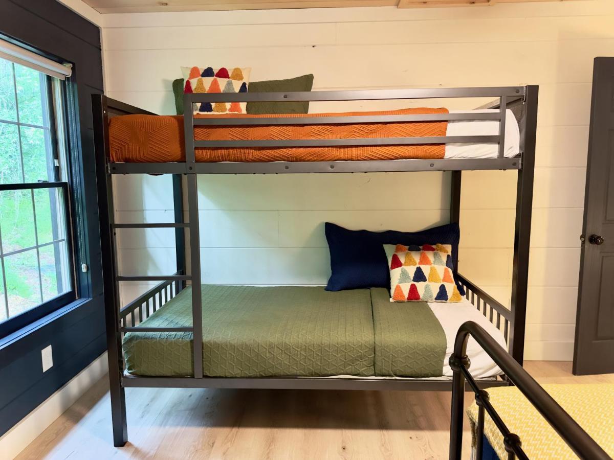 Whispering Pines Villa Сивиървил Екстериор снимка